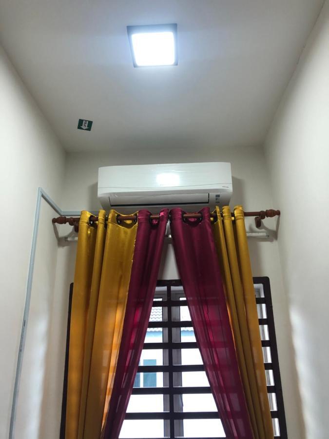 Hasnifana Homestay Сери Искандар Екстериор снимка